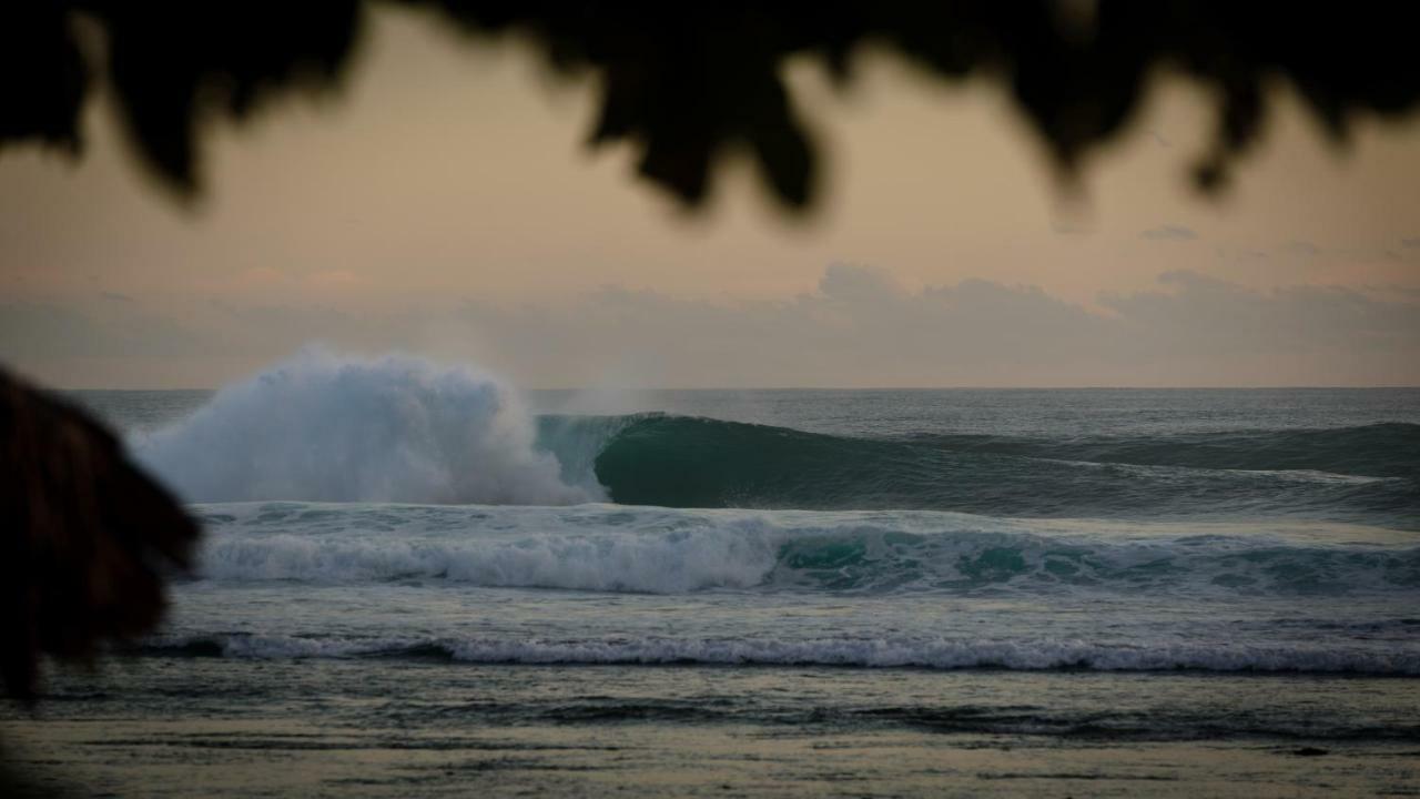 Baturundung Surf Resort Naibos Exterior photo